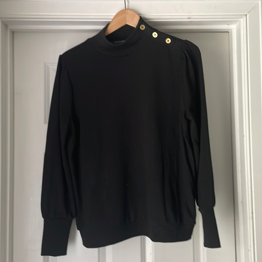 Banana Republic knit long sleeved top. Gold buttons